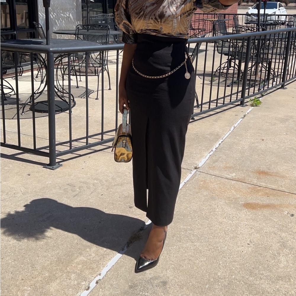 Beautiful black midi skirt with belt. From urban revivo